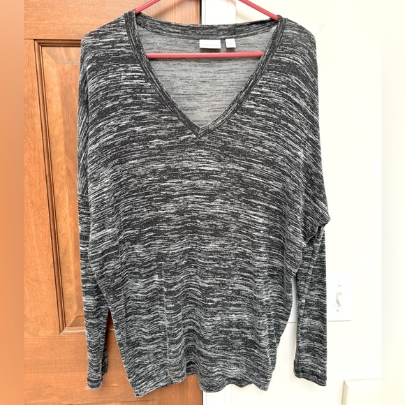 Tribal Jean brand light weight woman’s v neck top - Picture 1 of 3